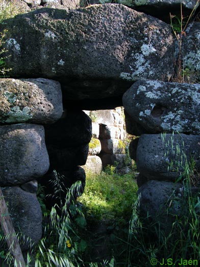 Nuraghe Santa B&aacute;rbara, entrada principal al recinto