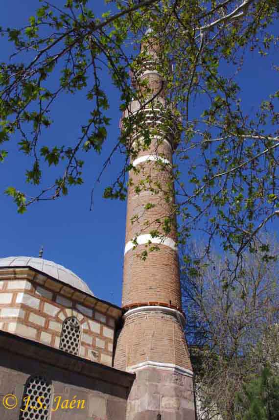 Minarete junto al templo de Augusto. Ankara