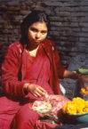 Vendedora de flores en el santuario de Pasupathi, Nepal
