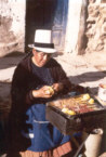 Mujer quechua cocinando "anticuchos". Ollantaitambo, Per&uacute;