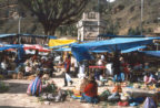 Mercado dominical bajo el &aacute;rbol Putucusi. Pisac, Per&uacute;
