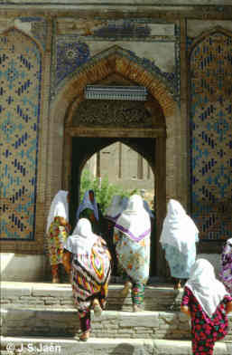Entrada al santuario Shah i-Sindah
