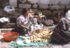 Pesando patatas. San Pedro de Atitl&aacute;n, Guatemala