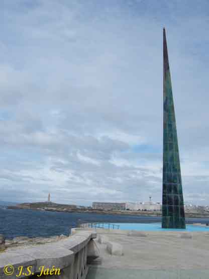 Obelisco Milanium frente a la Torre de H&eacute;rcules