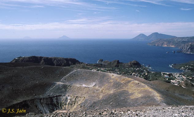 Crater de Vulcano, al fondo las Eolias