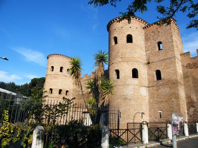 Porta Asinaria, en la Muralla Aureliana junto a  Porta San Giovanni